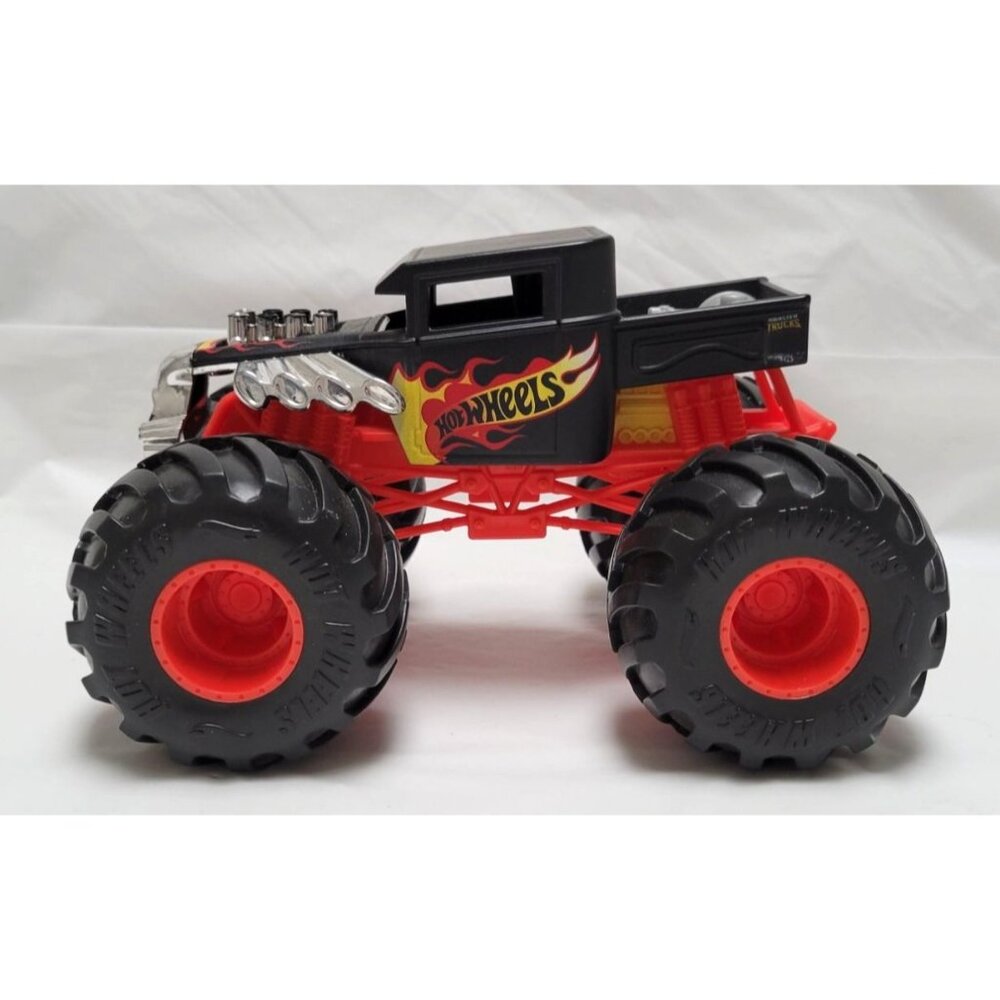 Hot Wheels Monster Truck 1:24 Oversized Die-Cast Bone Shaker Flames Skull